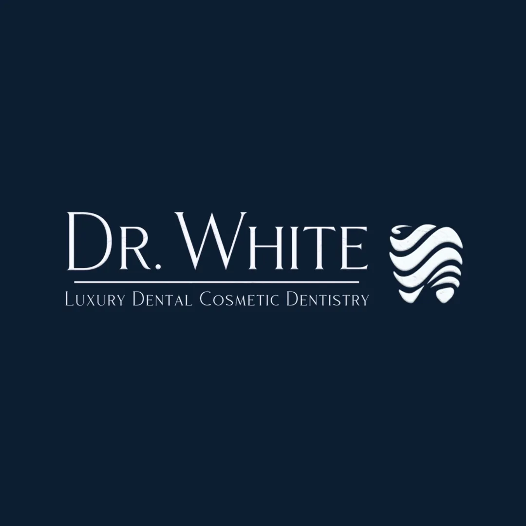 הכיתוב DR. WHITE בלבן על כחול כהה, אייקון שן בגלים, Luxury Dental Cosmetic Dentistry
